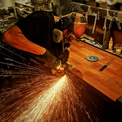 el herrero trabajando