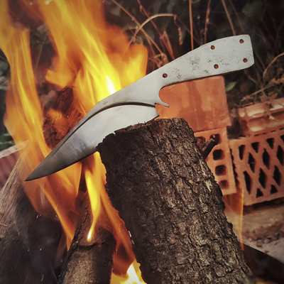 cuchillo siendo templado al fuego